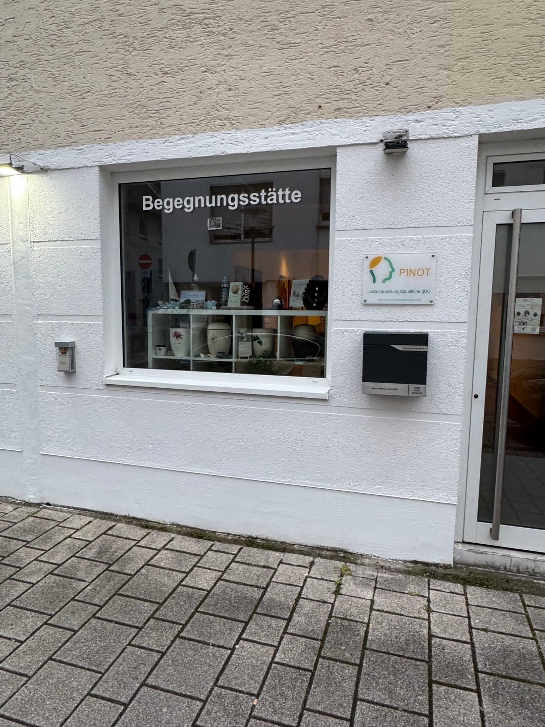 Customer photo review of Moderner Briefkasten Bochum mit Zeitungsfach - Weiß oder anthrazit pulverbeschichtet – durch aufgesetzte Edelstahlschilder individuell personalisierbar