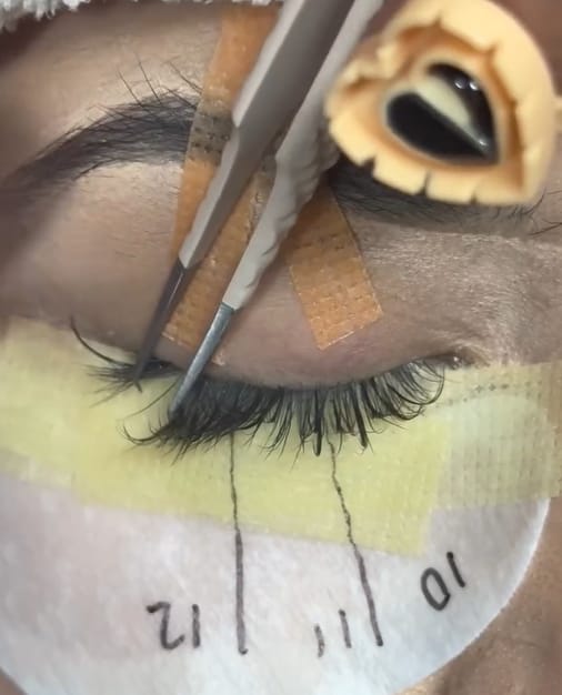 Customer photo review of Bomb Glue 0.1-0.3s Fast Drying Extremely Strong Lash Adhesive