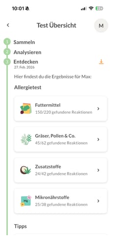 Kunde zeigt die App-Ergebnisse des Allergietest Plus Hund, die Reaktionen auf Futtermittel und Gräser anzeigen.