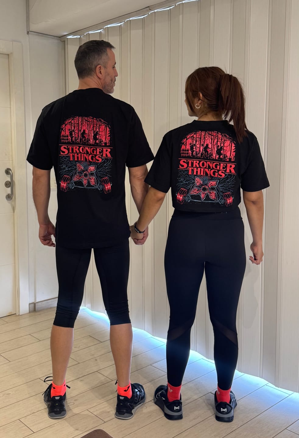Customer photo review of STRONGER THINGS OVERSIZE - MUJER NEGRA
