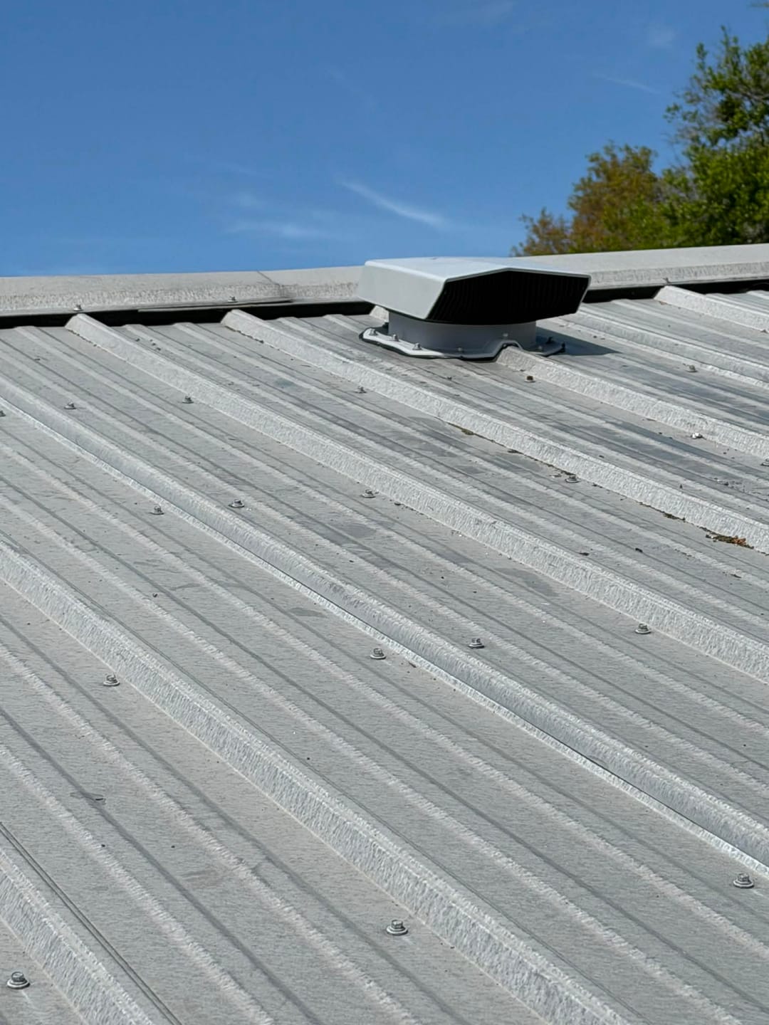 Customer photo review of Attic vent Ivent FLOW – Metal ¾ Rib Profile Installation