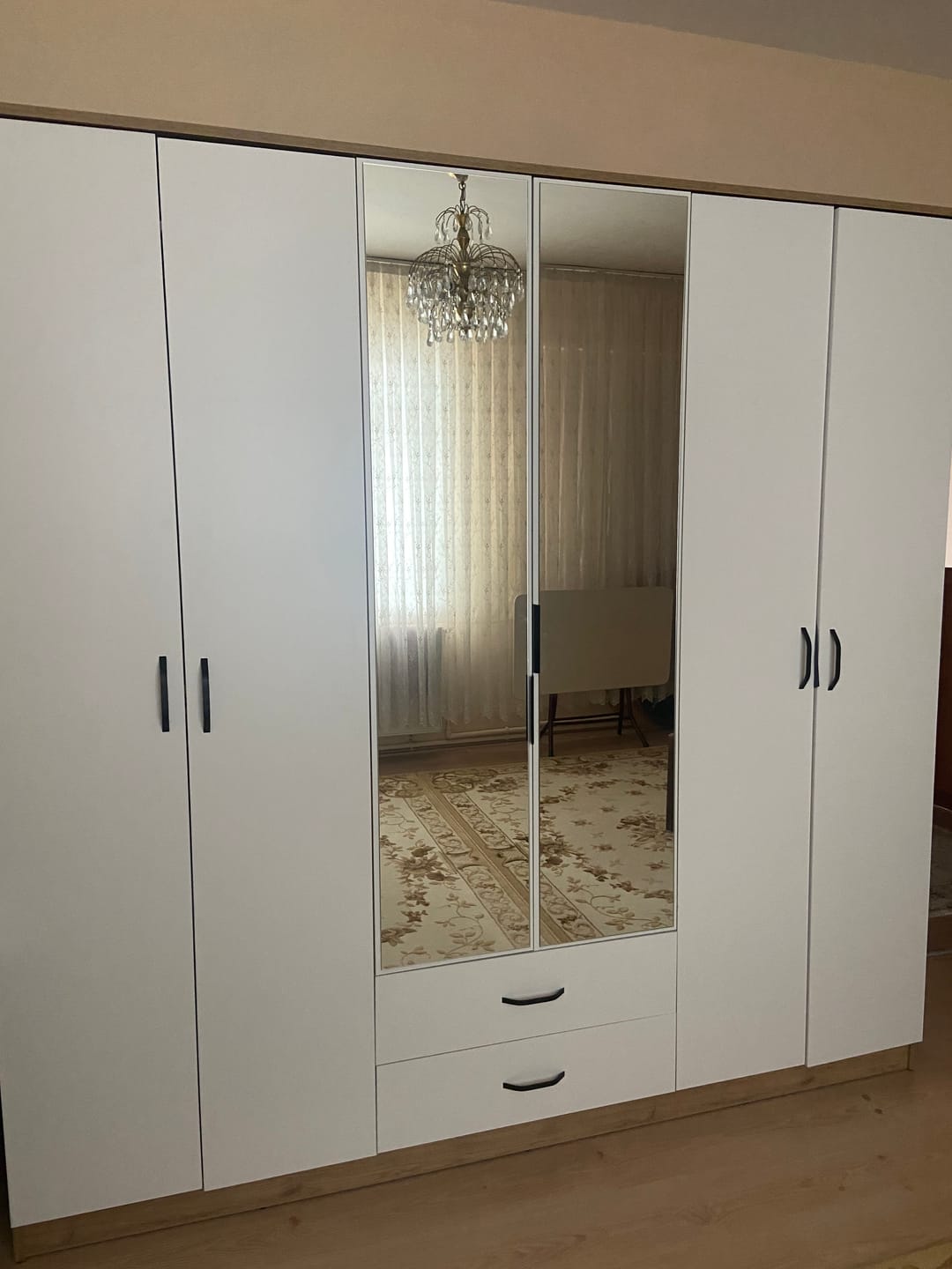 Customer photo review of Rani BA130 Geniş Gardırop Elbise Dolabı Aynalı 6 Kapaklı 2 Çekmeceli 5 Raflı 3 Askılı Sepet Ceviz - Beyaz