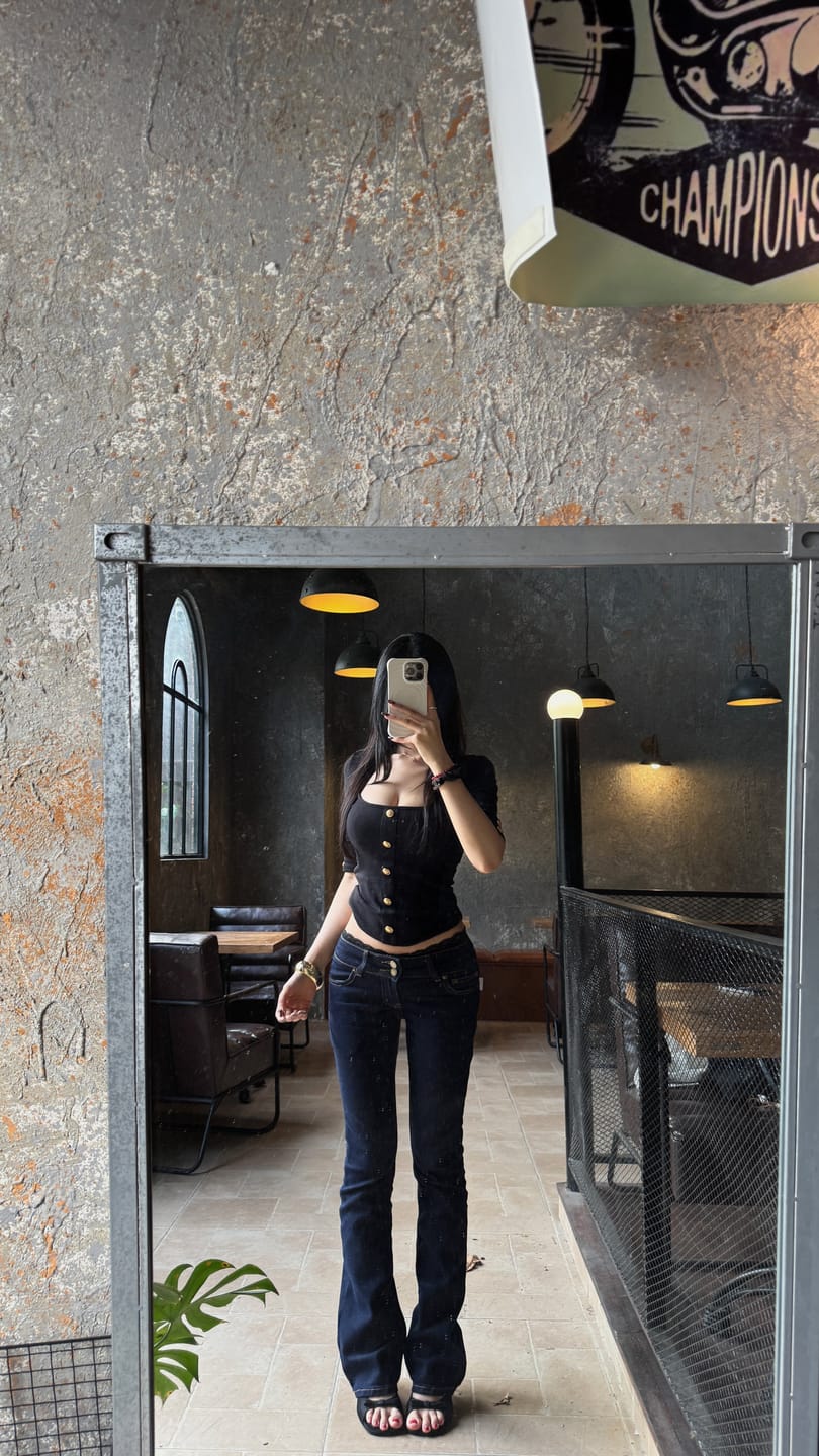 Customer photo review of IAMXIAA Low-Rise Slim Fit Flared Denim Jeans with Vintage Silhouette
