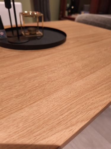 Kundens nærbilde av en bordplate dekket med Premium Bedford Oak kontaktplast.
