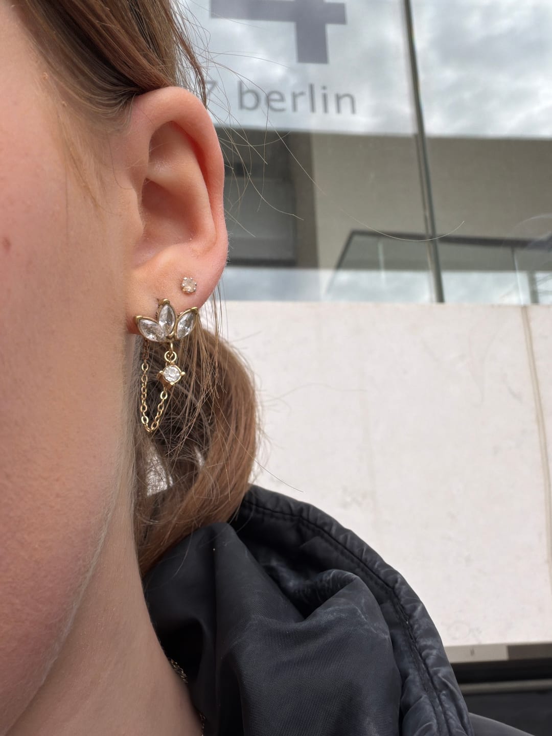 Customer photo review of Limitless Sky Lotus Ohrstecker 14K Vergoldet
