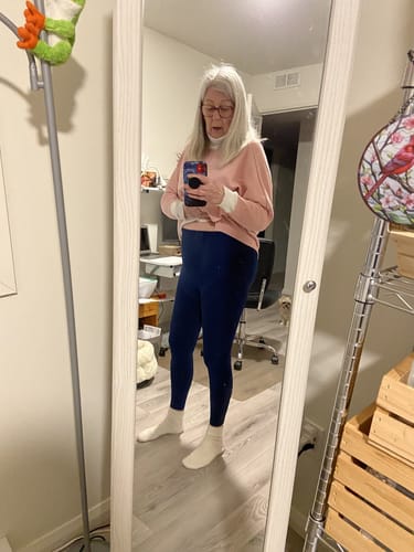 Customer takes a mirror photo wearing high-waisted, navy Silix™ 3D Anti-Cellulite Leggings.