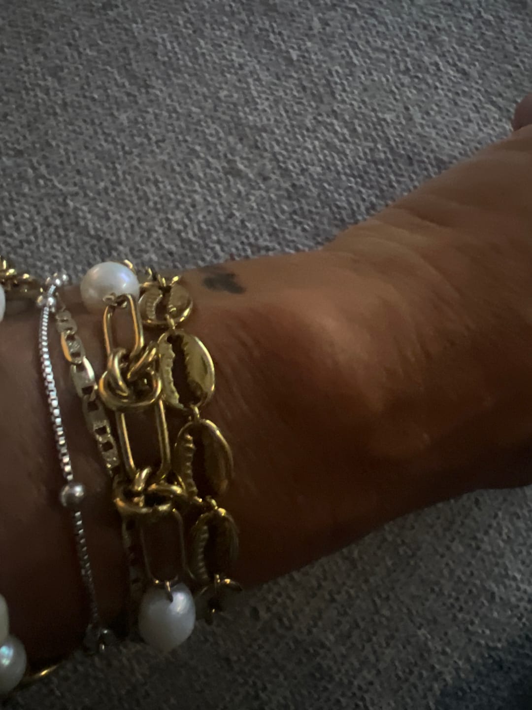 Customer photo review of Pulseira Nó e Pérolas Banhado em Ouro 18k