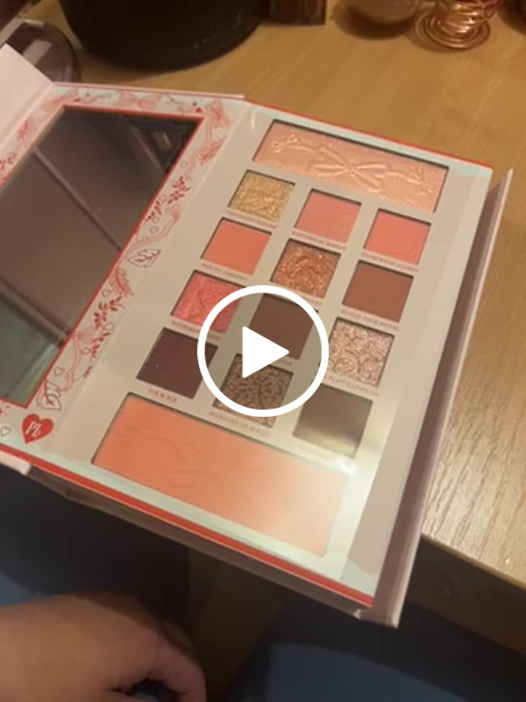 Reseña en vídeo del cliente de la paleta de sombras de ojos y rostro navideña The Cosy Chronicles