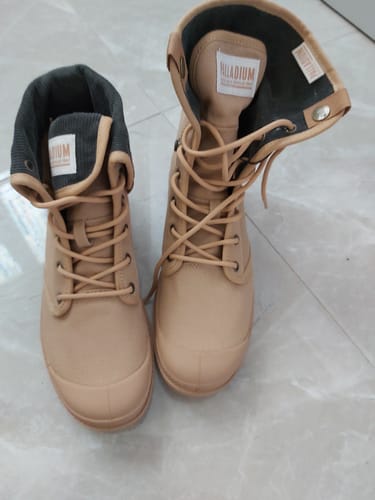 תמונה של לקוח עם מגפי Baggy Michigan בצבע חום בהיר, כאשר החלק העליון מקופל וחושף בטנה כהה.