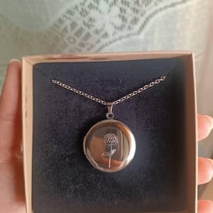 Customer photo review of Collier photo personnalisé médaillon gravé rond acier inoxydable