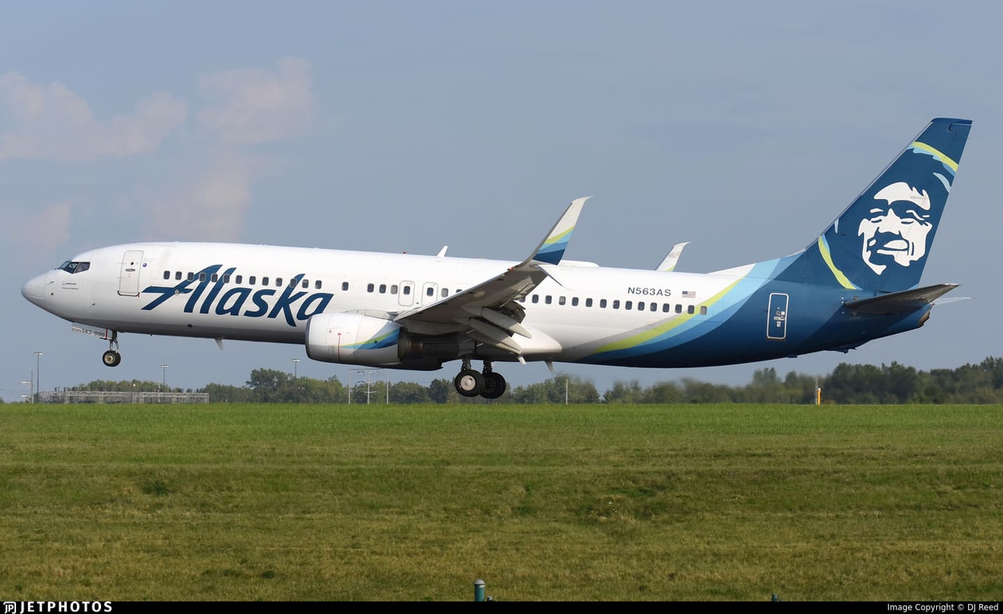 Customer photo review of Boeing 737-800 Alaska Airlines 1:85 – 47 cm / 18.5 in – LED Lights
