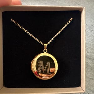 Customer photo review of Collier photo personnalisé médaillon gravé rond acier inoxydable