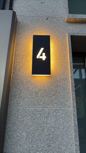 Customer photo review of Número de casa iluminado modelo Lux M1