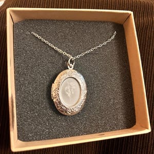 Customer photo review of Collier photo personnalisé médaillon ovale motif fleur gravé acier inoxydable