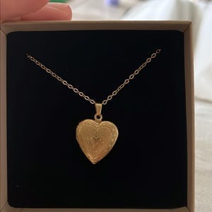 Customer photo review of Collier photo personnalisé médaillon coeur motif gravé acier inoxydable