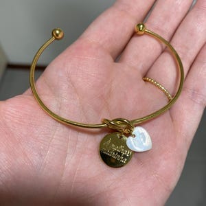 Customer photo review of Bracelet jonc personnalisé médaille gravée breloque nacre