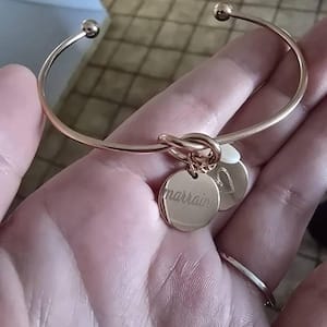 Customer photo review of Bracelet jonc personnalisé médaille gravée breloque nacre