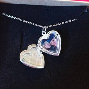 Customer photo review of Collier photo personnalisé médaillon coeur motif gravé acier inoxydable