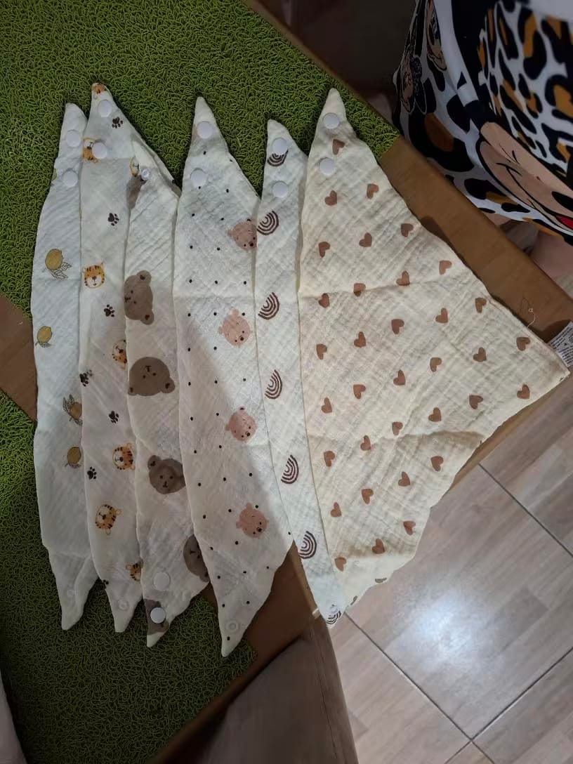 Customer photo review of Muslin Baby Bib Set (6 PCS)