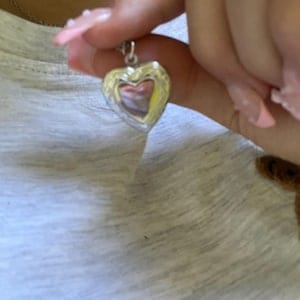 Customer photo review of Collier photo personnalisé médaillon coeur motif gravé acier inoxydable