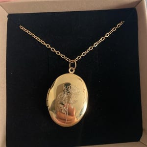 Customer photo review of Collier photo personnalisé médaillon ovale motif fleur gravé acier inoxydable