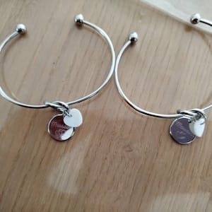 Customer photo review of Bracelet jonc personnalisé médaille gravée breloque nacre