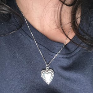 Customer photo review of Collier photo personnalisé médaillon coeur motif gravé acier inoxydable