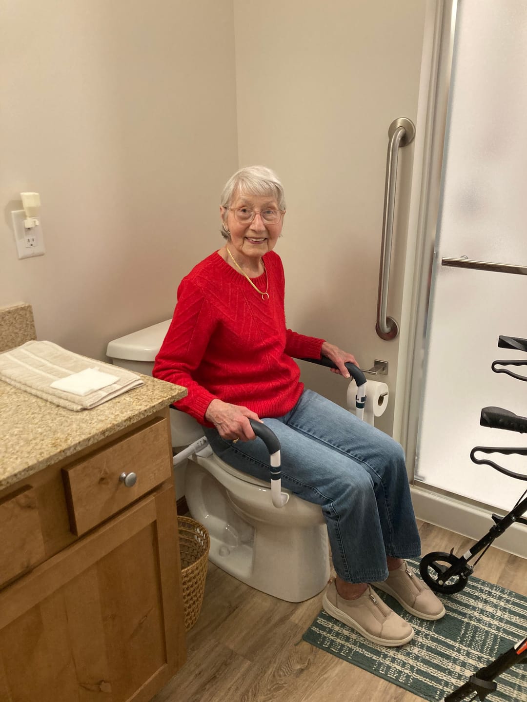 Customer photo review of Toilet Seat with Handles (250lb)