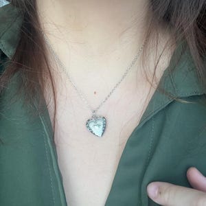 Customer photo review of Collier photo personnalisé médaillon coeur motif gravé acier inoxydable