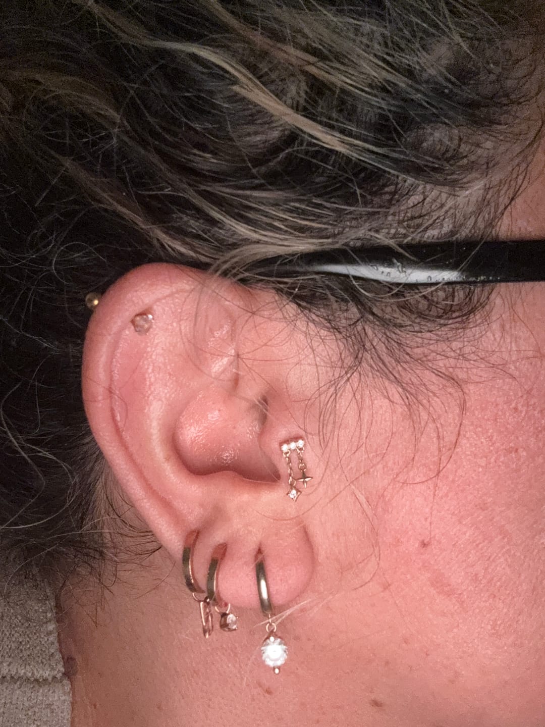 Customer photo review of Gaudi Figürlü Zincir Sallantılı Taşlı Yatay Bar Altın Piercing