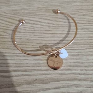 Customer photo review of Bracelet jonc personnalisé médaille gravée breloque nacre