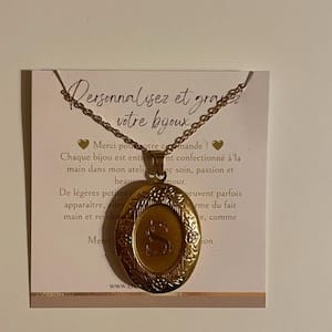 Customer photo review of Collier photo personnalisé médaillon ovale motif fleur gravé acier inoxydable