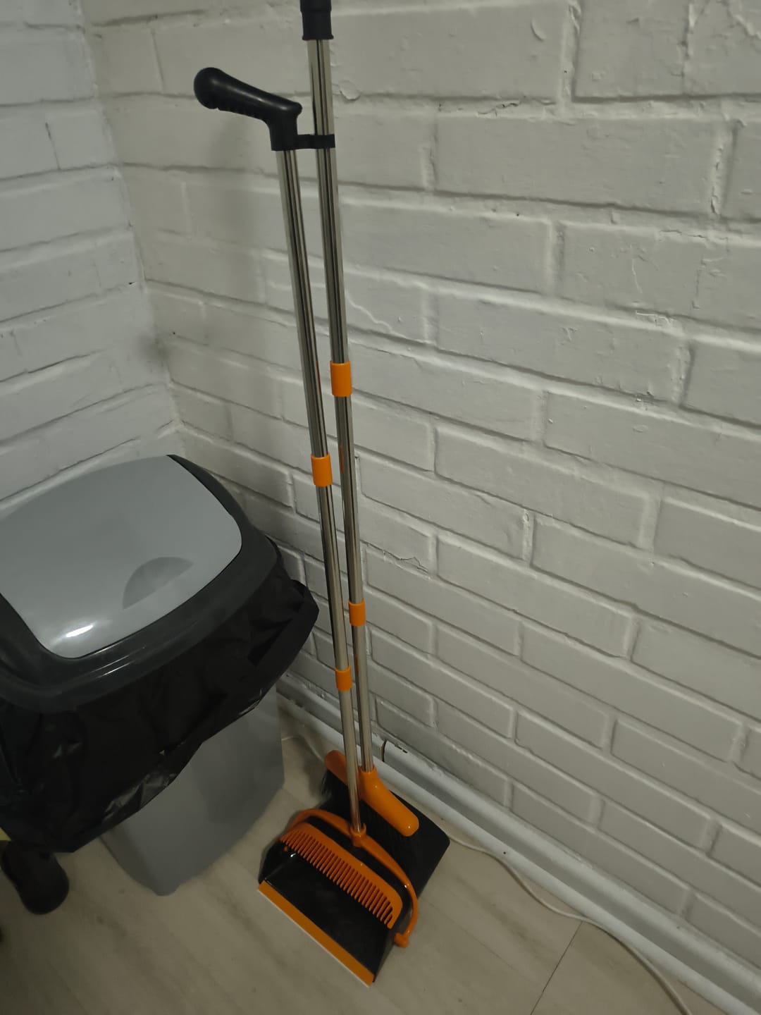 Customer photo review of Juego de Escoba y Recogedor para El Hogar Altura Ajustable Mango de Acero Inoxidable