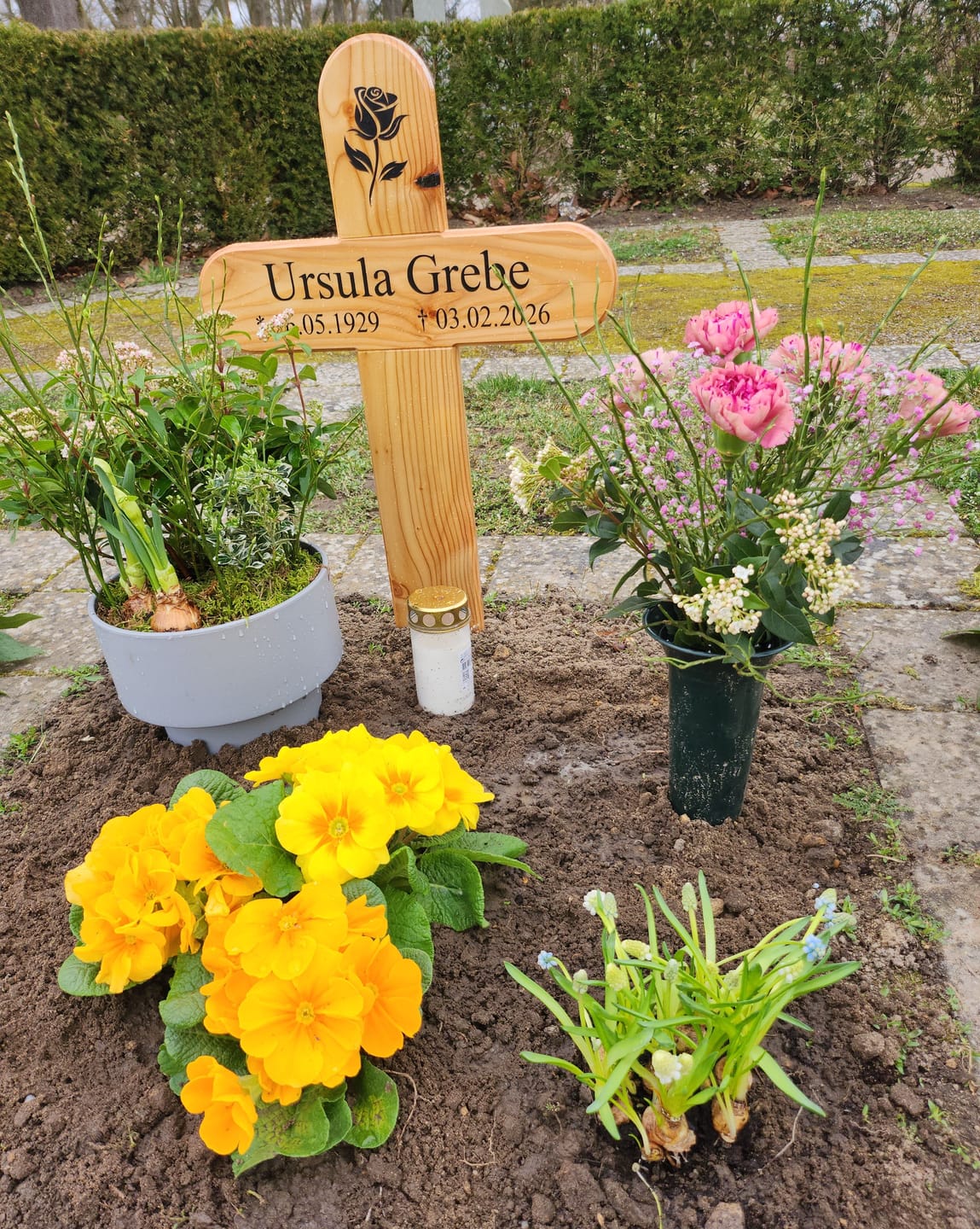 Customer photo review of Grabkreuz aus Holz mit Namen (rund)