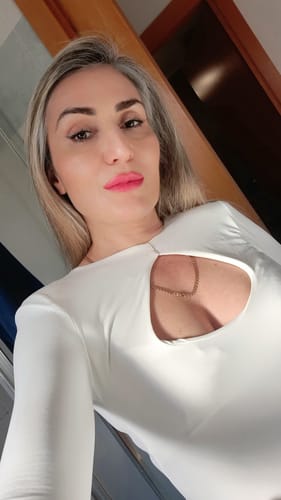 Primo piano di una cliente che indossa il body bianco a maniche lunghe con scollo a goccia.