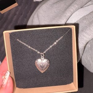 Customer photo review of Collier photo personnalisé médaillon coeur motif gravé acier inoxydable