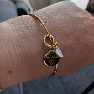 Customer photo review of Bracelet jonc personnalisé médaille gravée breloque nacre