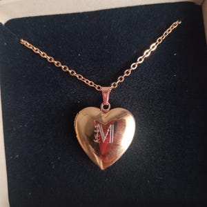 Customer photo review of Collier photo personnalisé médaillon gravé coeur acier inoxydable