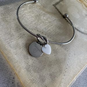 Customer photo review of Bracelet jonc personnalisé médaille gravée breloque nacre