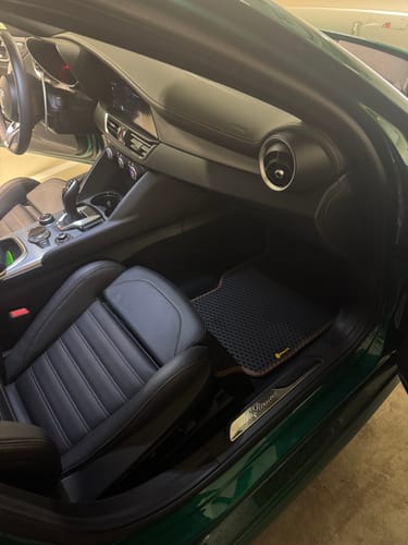 Zdjęcie od klienta przedstawiające czarny dywanik samochodowy zamontowany po stronie pasażera w aucie.