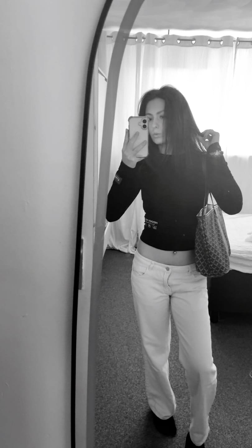 Customer photo review of LABEL LONGSLEEVE TOP BLACK
