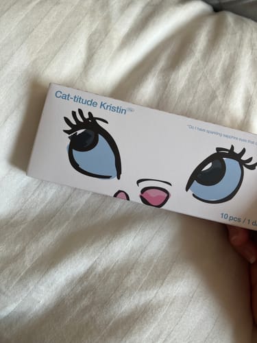 レビュアーが紹介する「Cat-titude Kristin 1Day」のパッケージ。青い瞳のかわいい猫のイラストが描かれています。