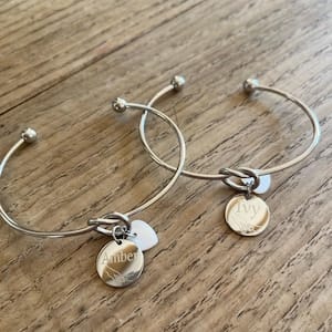 Customer photo review of Bracelet jonc personnalisé médaille gravée breloque nacre