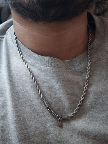 Primer plano de la Cadena Rope 4mm en el cuello de un cliente.