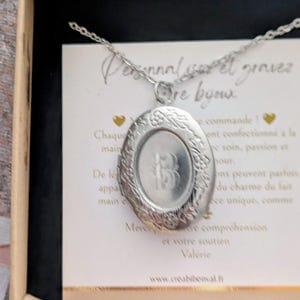 Customer photo review of Collier photo personnalisé médaillon ovale motif fleur gravé acier inoxydable