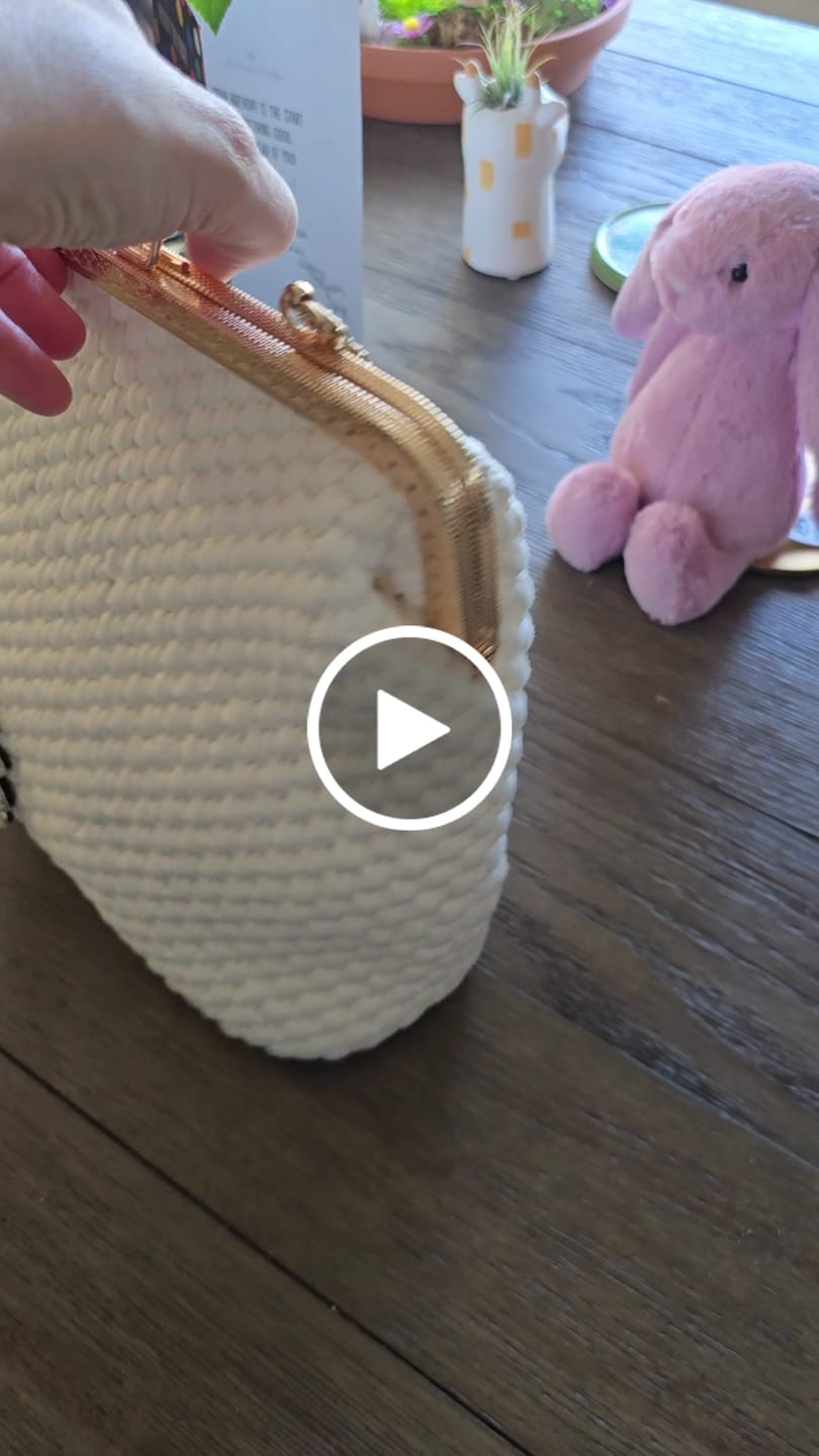 Customer video review of CrochetPark™ Lotus Handbag DIY KIT
