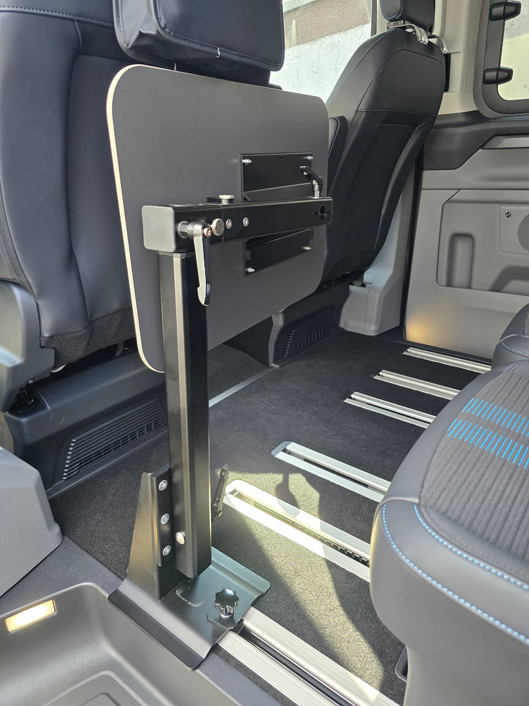 Customer photo review of Tisch passend für alle Bodenschienen und Bodenplatte - klappbar, faltbar und schwenkbar - Büro und Camping im Van