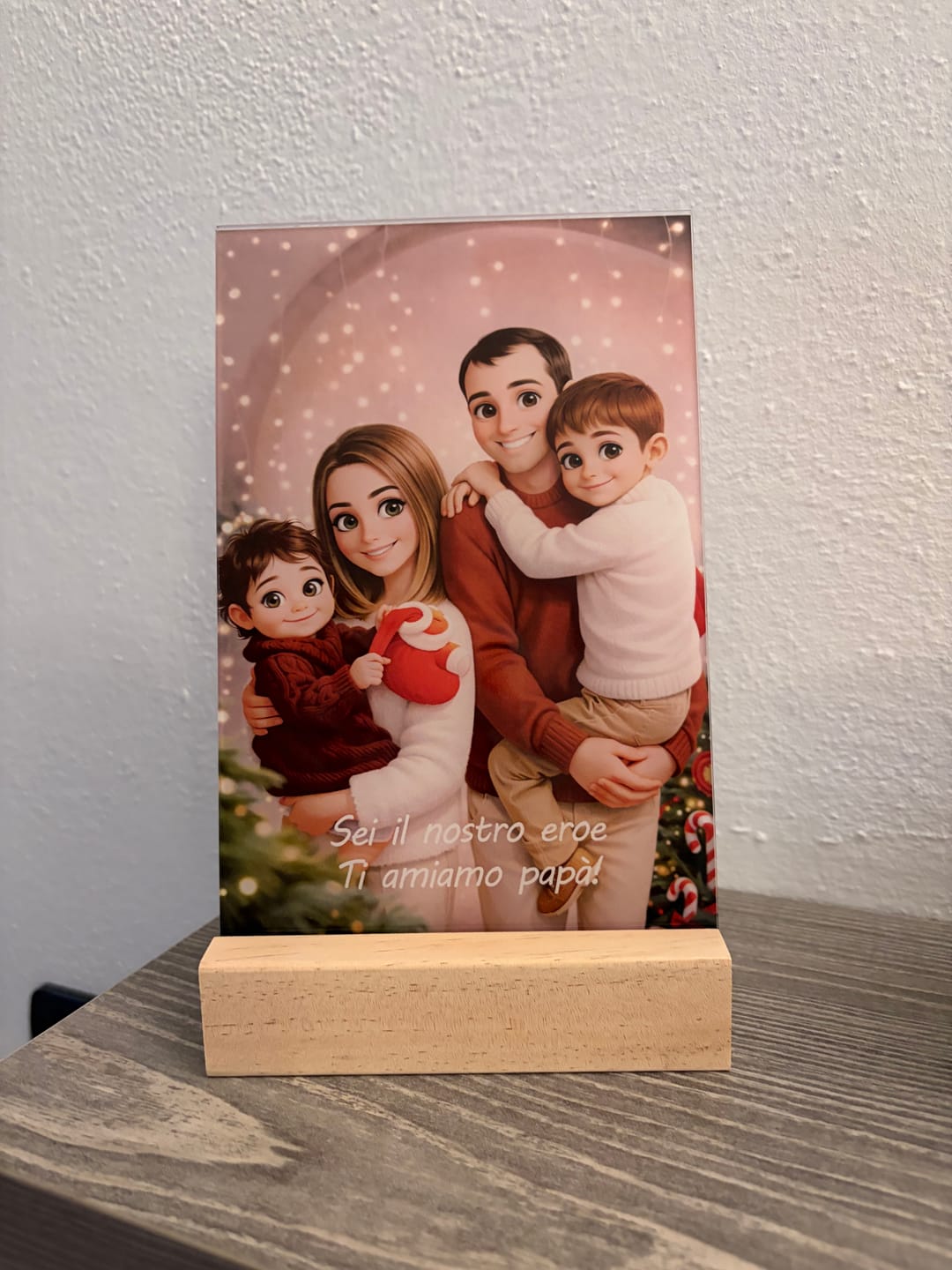 Customer photo review of Cartoon Love – Espositore in acrilico personalizzato con effetto cartoon per papà e famiglia