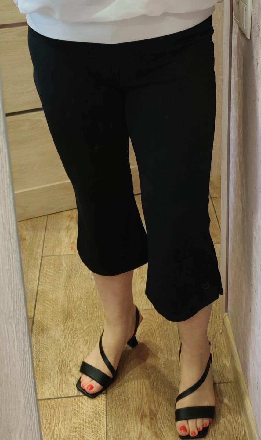 Customer photo review of Venice Black Capris Pants