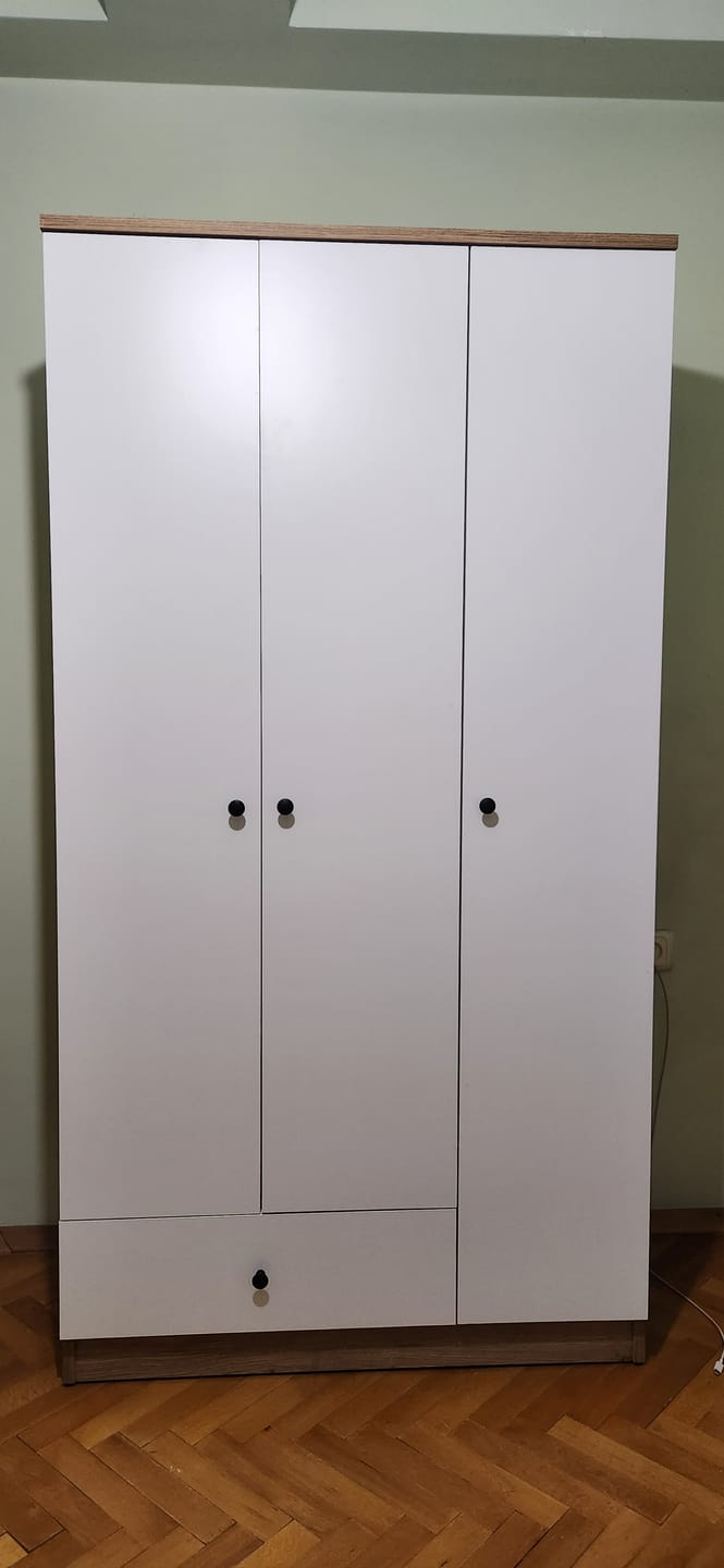 Customer photo review of Rani BA117 Gardırop Elbise Dolabı 3 Kapaklı 1 Çekmeceli 6 Raflı 1 Askılı Sepet Ceviz - Beyaz